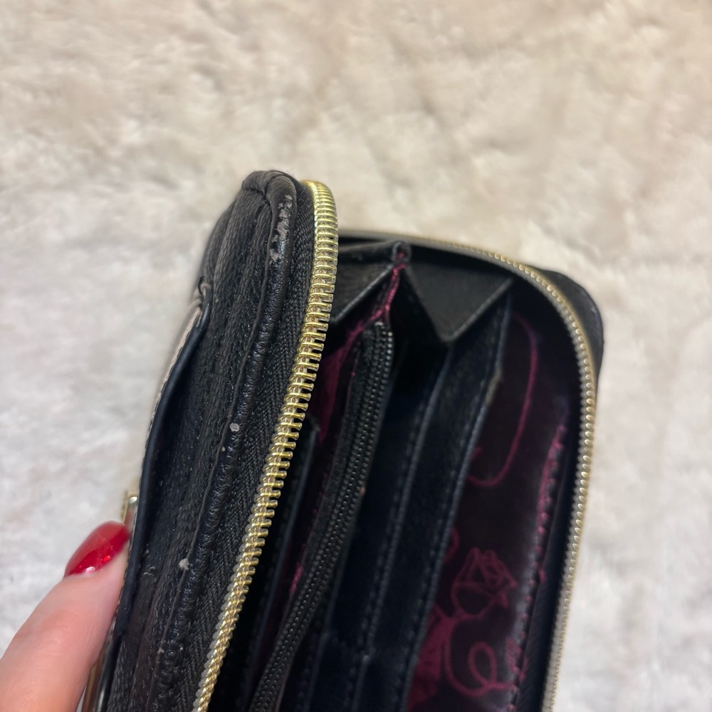 Betsey Johnson Wallet Black Cream Striped Wristlet Faux Leather Ziparound FLAWS - Picture 11 of 16